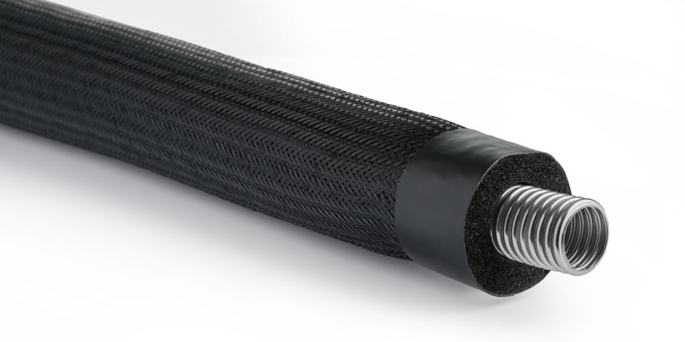 Isoliertes Edelstahlwellrohr AEROLINE® mit Schutz-Umflechtung ideal für den Außeneinsatz, z. B. für Wärmepumpen oder Solarthermie